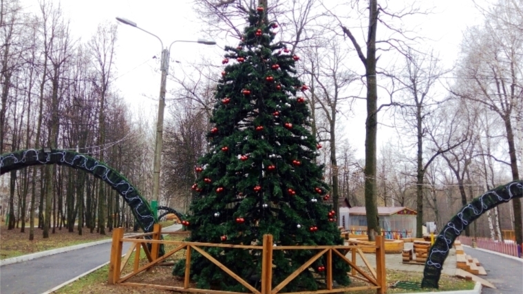 В парке «Лакреевский лес» продолжается подготовка к празднованию Нового года и Рождества