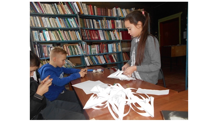 Мастер-класс «Раз снежинка, два снежинка» в Байсубаковской сельской библиотеке