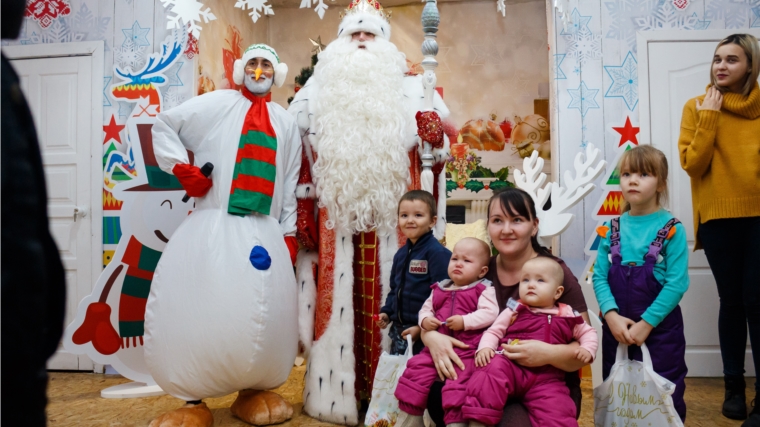 Более 5000 чебоксарцев пришли на встречу с российским Дедом Морозом в Детский парк им. А.Г. Николаева
