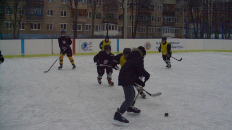 В Калининском районе на ледовой площадке прошел матч по хоккею среди школьников