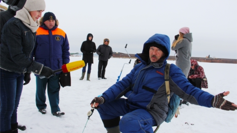 Когда лед – опасный: в Чебоксарах рыбакам напомнили об осторожности
