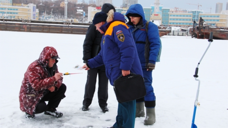 Чебоксарским рыбакам напомнили об осторожности на льду