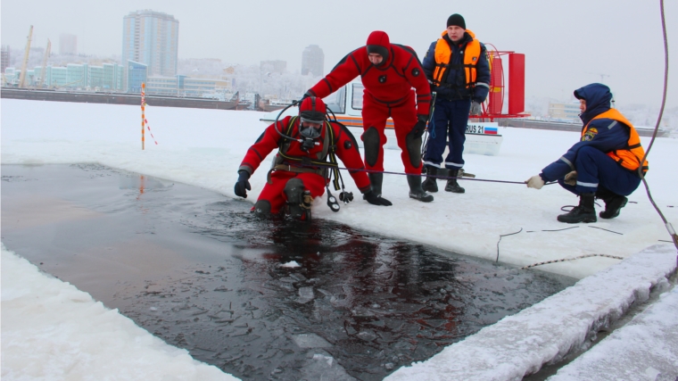 В Чебоксарах отработали навыки спасения провалившихся под лёд