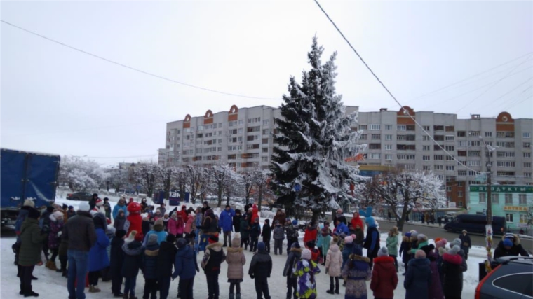 Дворовые новогодние праздники объединяют жителей Калининского района Чебоксар