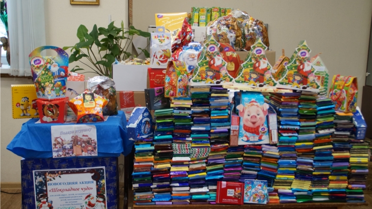 «Шоколадное чудо в мешок Деда Мороза»: чебоксарские дети получают сладкие подарки и поздравления с наступающим Новым годом