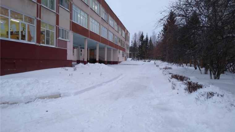 Уборка снега на территории столичных школ и детских садов ведётся своевременно