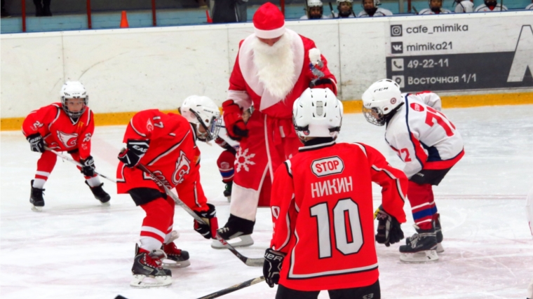 В Новочебоксарске стартовал детский турнир по хоккею на призы Деда Мороза
