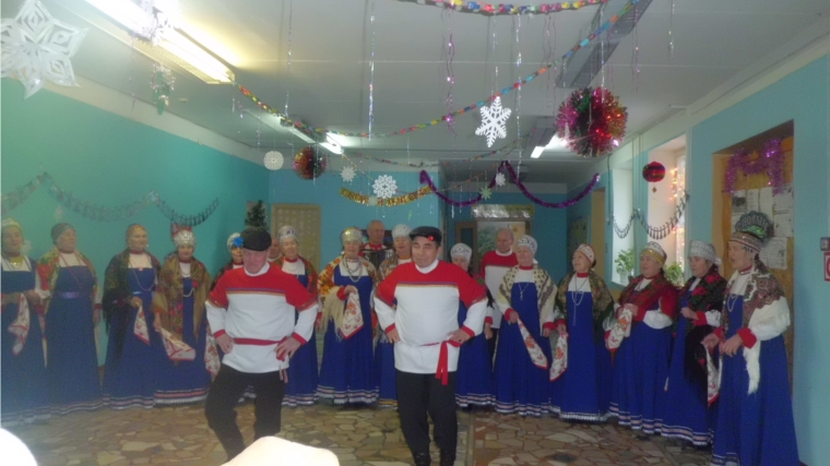 Народный хор "Ветеран" с концертной программой в деревне Илгышево