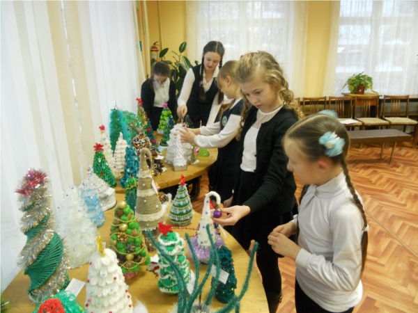 Детская библиотека приглашает посетить новогоднюю выставку