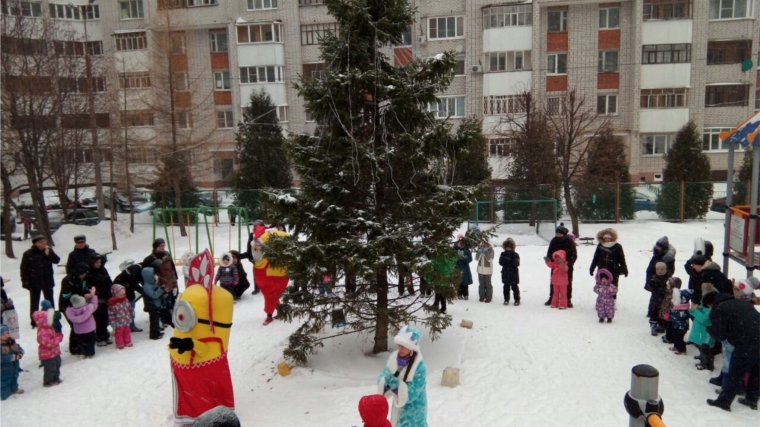 Во дворах Калининского района проходят новогодние праздники