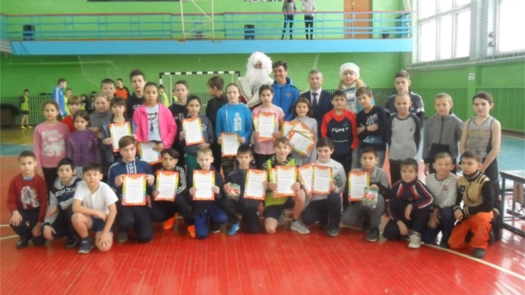 Соревнования по общей физической подготовке среди тренерских групп на призы Деда Мороза и Снегурочки.