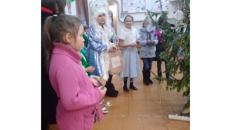 "Новогодний серпантин" детский утреник в Шомиковском СК