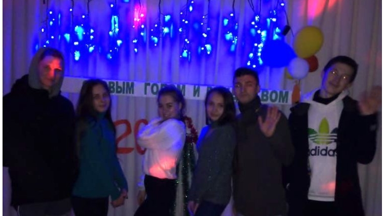В Большебуяновском ЦСДК прошла развлекательно-танцевальная программа "В новогодних ритмах"