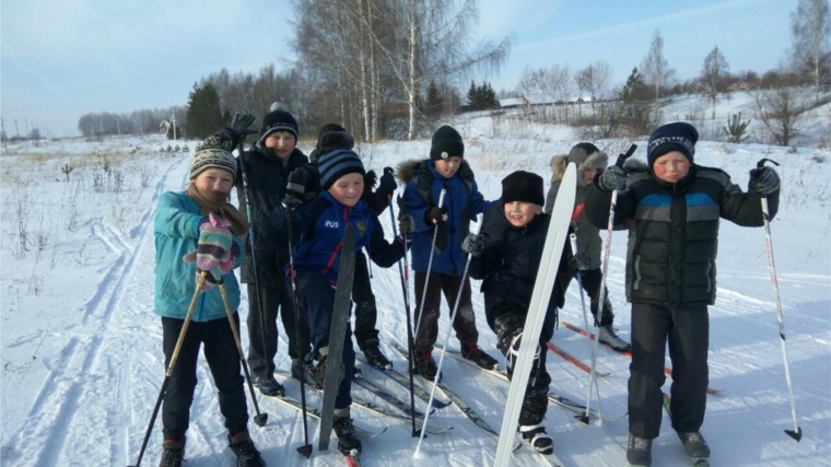 Обучающиеся Балдаевской школы на лыжной прогулке в зимнем лесу