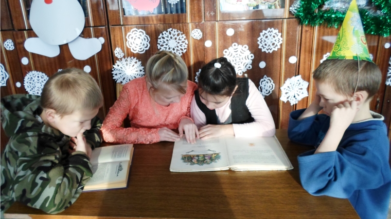 В Русско-Алгашинской сельской библиотеке в рамках Рождественских чтений с детьми прошел литературный час «Светлый праздник Рождества»