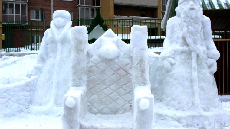 На площадках чебоксарских детских садов появляются зимние городки