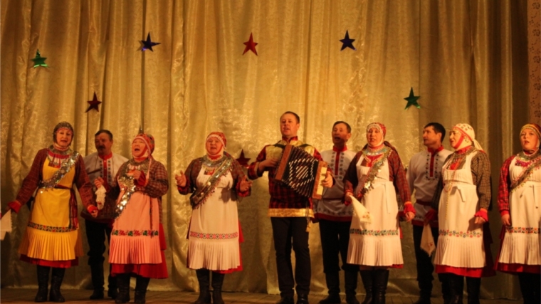 На сцене Юнгинского СДК - народный фольклорный ансамбль "Ахах" Тойсипаразусинского СДК Ибресинского района
