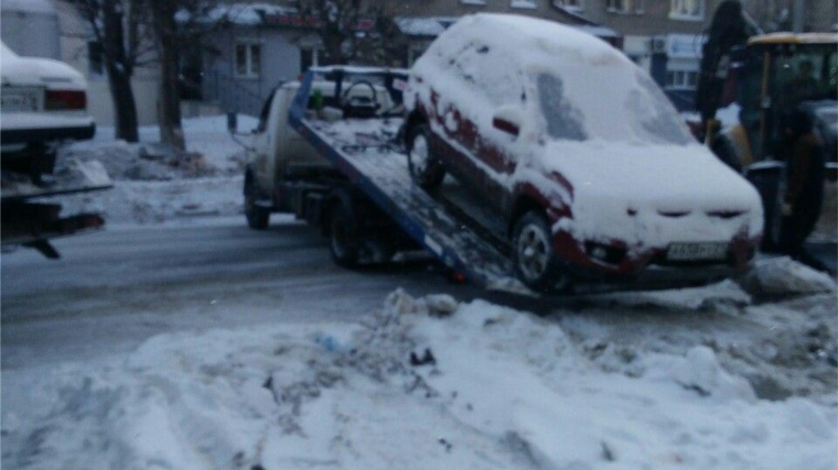 В Калининском районе г. Чебоксары очищают от снега дворовые парковки