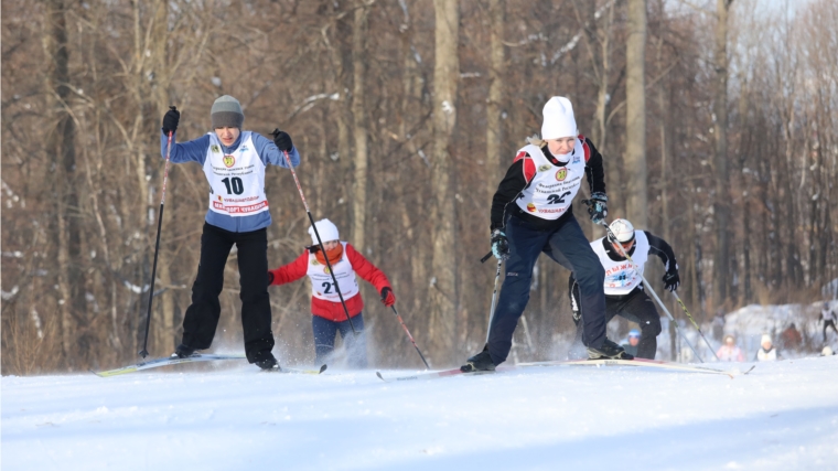 Вместе с Главой Чувашии Михаилом Игнатьевым в лыжных гонках приняли участие около 60 спортивных семей республики