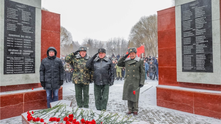 В Чебоксарах состоялась торжественная церемония возложения цветов к памятнику воинам-интернационалистам