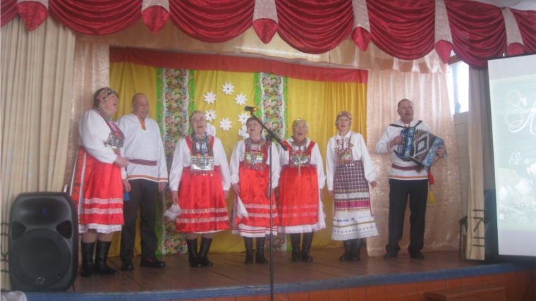 В Дубовском центральном сельском доме культуры прошел праздничный концерт «Для милых Дам!»