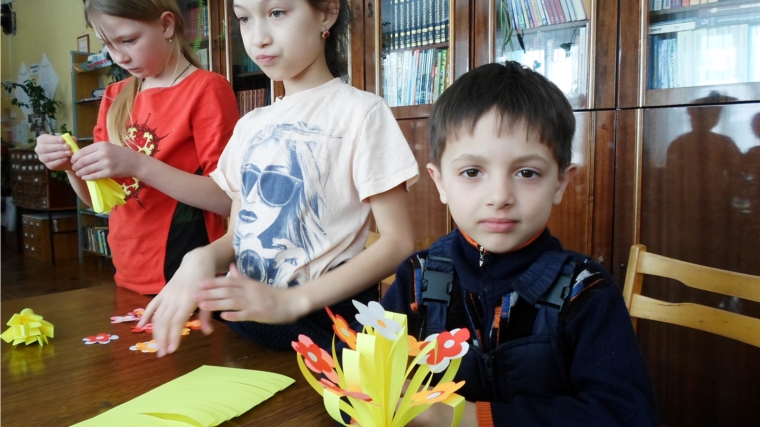 В Русско-Алгашинской сельской библиотеке прошел с детьми мастер-класс «Букет для мамы».