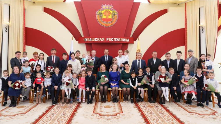 Глава Чувашии Михаил Игнатьев торжественно вручил первые удостоверения многодетной семьи