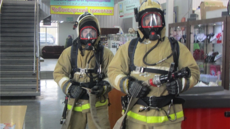 Пожарные провели учения по тушению условного возгорания в торговом доме в селе Батырево