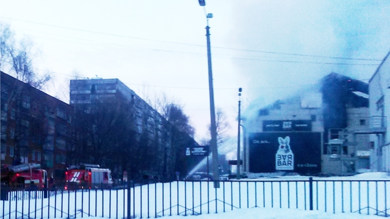 Спасатели ликвидировали пожар, вспыхнувший в субботу утром в трехэтажном здании по проспекту Ивана Яковлева в Чебоксарах