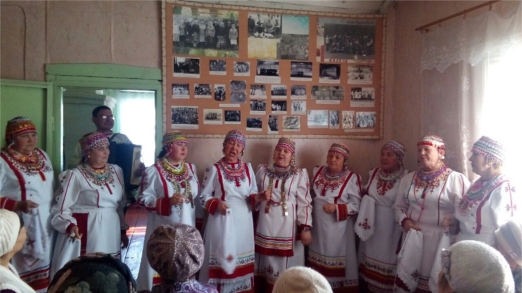 Фольклорный коллектив Сотниковского СДК "Çàлкуç" выступил с концертной программой в Астакасинской сельской библиотеке