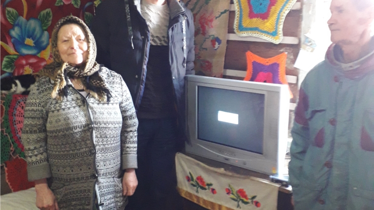 В Новобуяновском сельском поселении работники администрации продолжают помогать пенсионерам перейти на цифровое телевизионное вещание