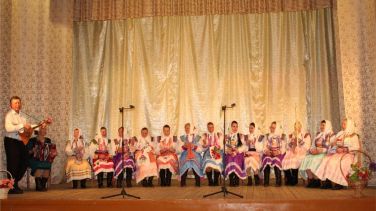На сцене Юнгинского СДК творческий коллектив «Хавас» Большекарачкинского сельского клуба