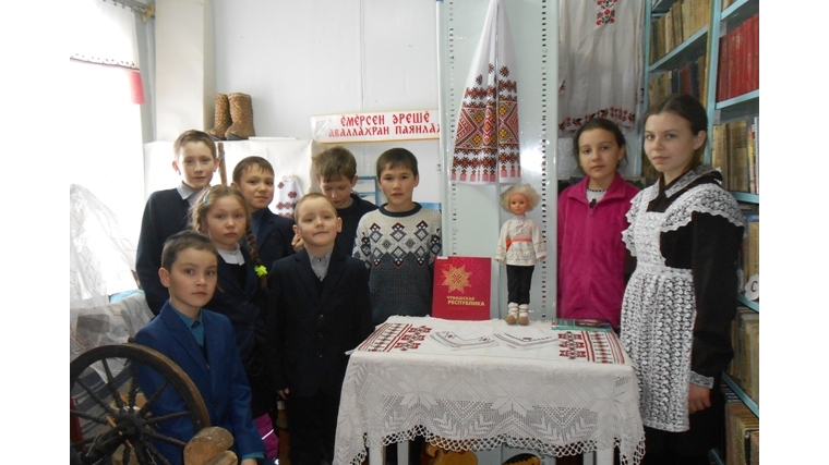 Краеведческий час "Национальные святыни: флаг, герб и гимн" в Большевыльской сельской библиотеке.