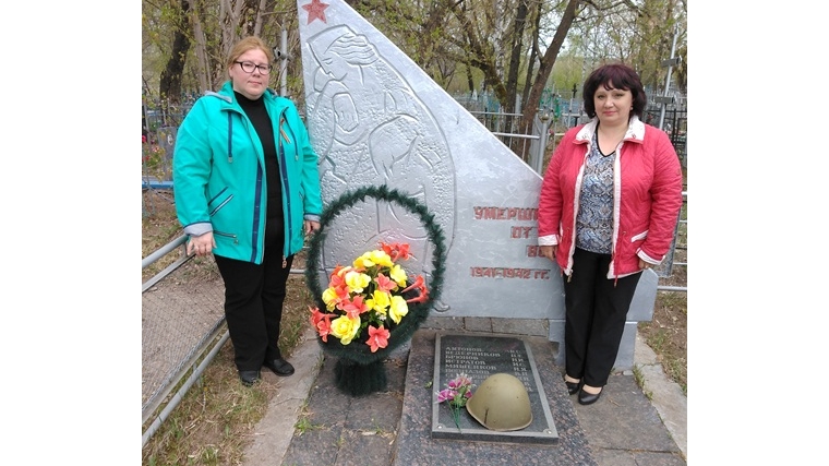 Сотрудники администрации Козловского городского поселения возложили венки к памятникам погибшим воинам