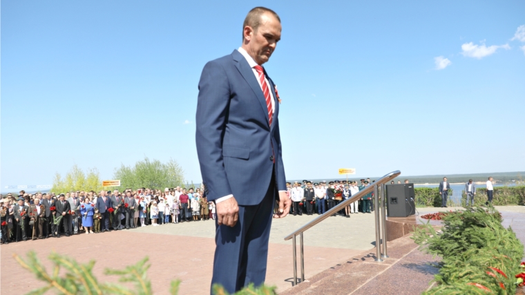 В День Победы Глава Чувашии Михаил Игнатьев возложил цветы к Вечному огню