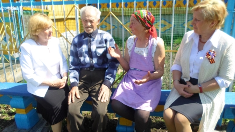 Посещение на дому ветеранов и вдов ветеранов работниками культуры Большеатменского сельского поселения