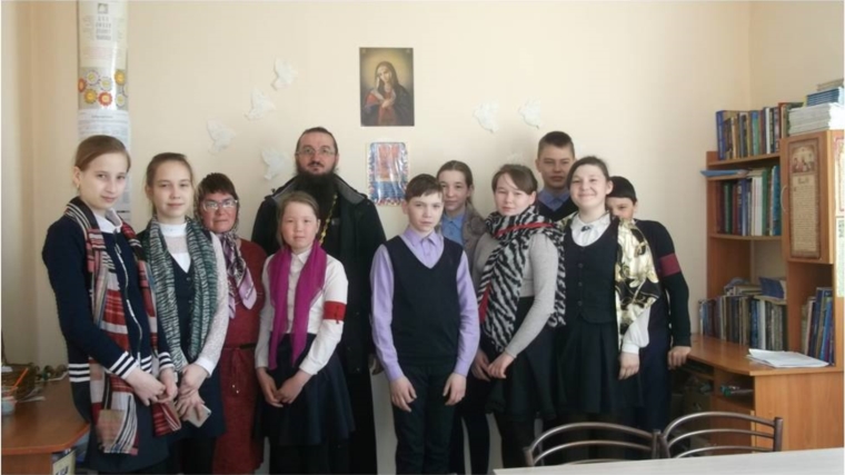 Юные читатели Янгильдинской сельской библиотеки на экскурсии в храме Рождества Христова