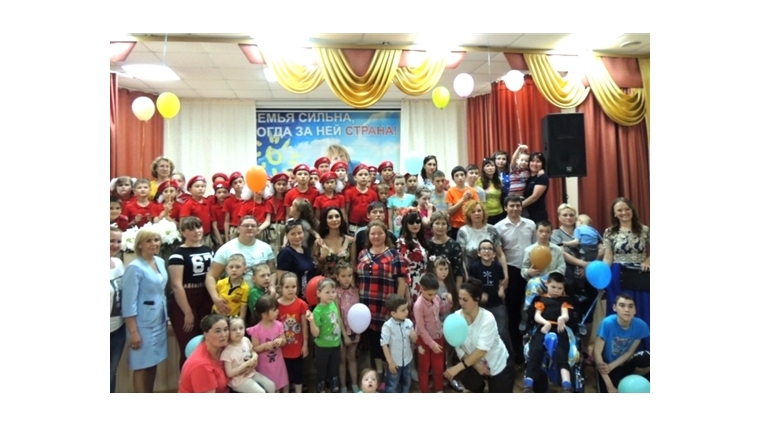 Реабилитационный центр для детей посетила певица Зара