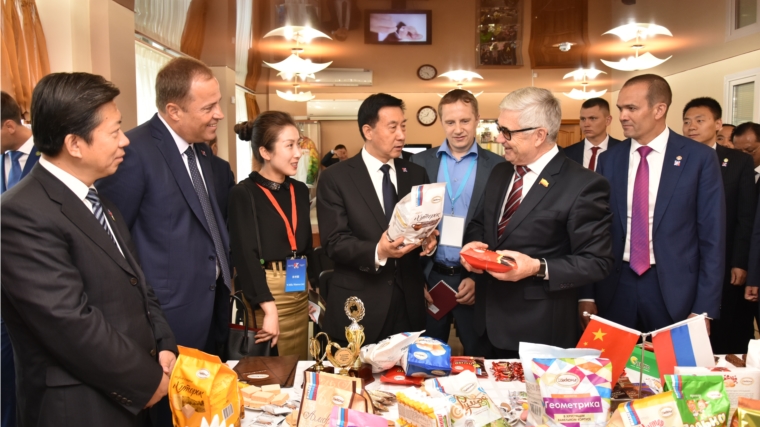 Член Госсовета КНР Ван Юн высоко оценил продукцию кондитерской фабрики «АККОНД»