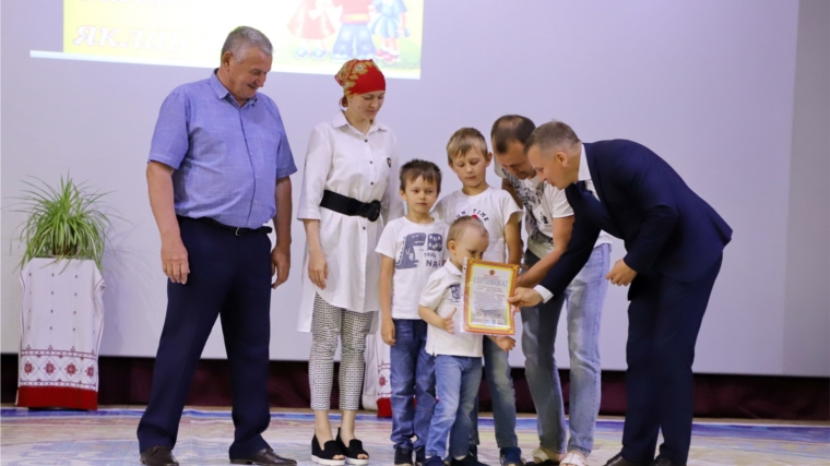В Комсомольском районе многодетным семьям вручили сертификаты на земельные участки
