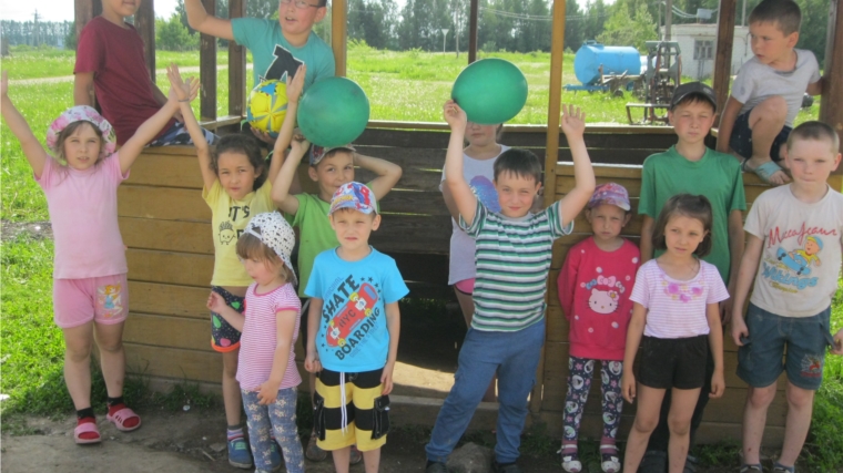 1 июня 2019 г. заведующий Дубовским центральным сельским Домом культуры провела с детьми спортивное мероприятие «Веселые старты»
