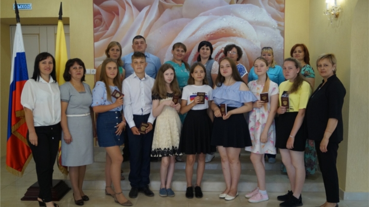 Состоялось торжественное вручение паспортов гражданам Российской Федерации