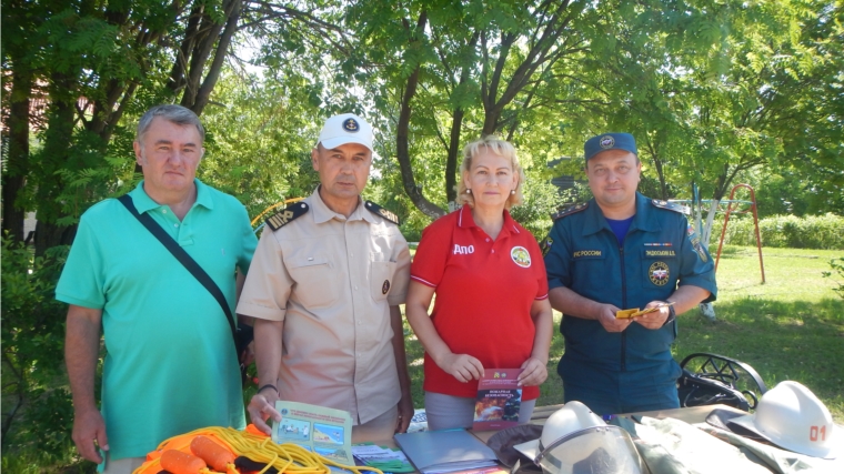 Сотрудники МЧС России провели акцию "Мое безопасное лето" в лагере "Надежда"