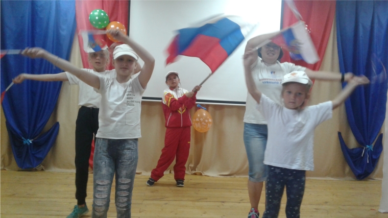 " Россия- мы дети твои "под таким названием в Сотниковском сельском Доме культуре состоялся флешмоб, посвященный Дню России.