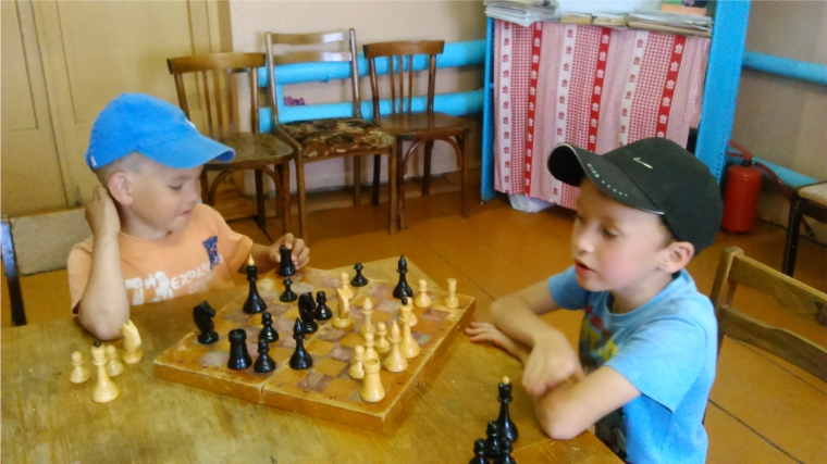 Играем в шахматы в Апчарском сельском клубе