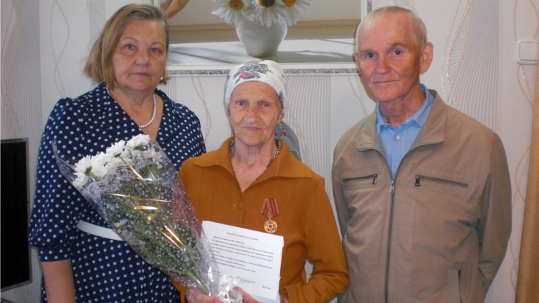 Долгожительница Калининского района г. Чебоксары получила поздравления с 90-летним юбилеем и 550-летием г. Чебоксары