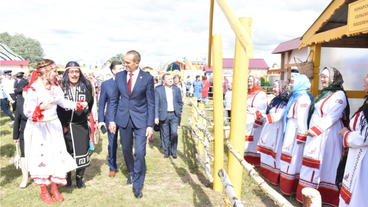 Глава Чувашской Республики Михаил Игнатьев посетил Тихвинскую ярмарку