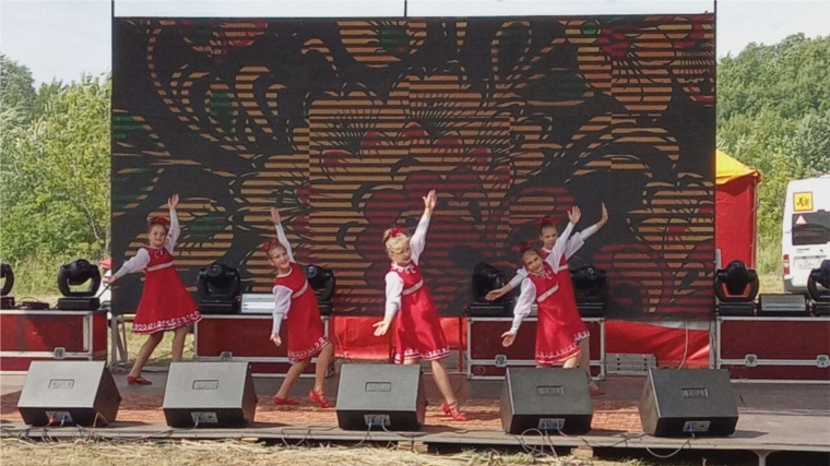 Межрегиональный фестиваль хореографических коллективов «Танцевальная палитра» прошёл 6 июля 2019 г на ярмарочной площади г. Цивильск в рамках Цивильской Тихвинской ярмарки.