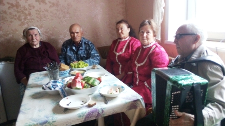 Работники Юнгинского сельского Дома культуры поздравили с золотой свадьбой семью Степановых