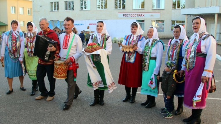 Народный фольклорный ансамбль «Таванлах» встретил гостей хлебом-солью.